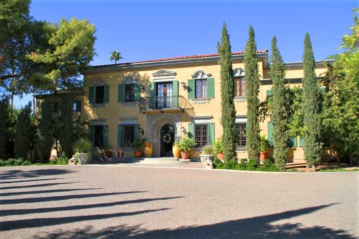 Elegant Phoenix-area home exterior